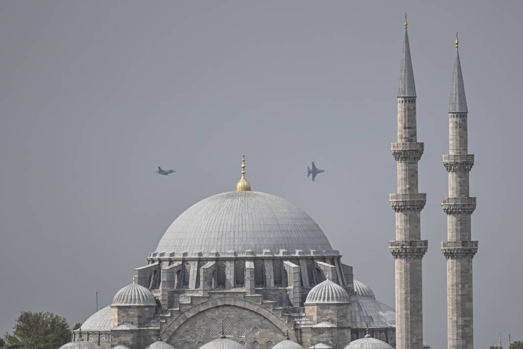 SOLOTÜRK İstanbul semalarında. Kule: “Muhteşemsiniz. Sizleri seviyoruz” 25